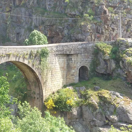 Bernardes House * 카스텔루 지 파이바